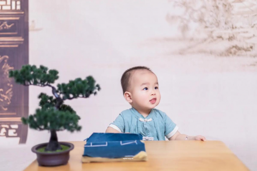 日土怀孕肚子中间凹两边凸
